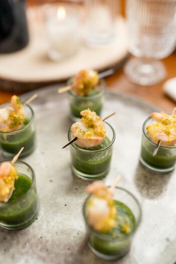 Crevette grillée & gaspacho vert corsé Crevette au binchotan, mini shot de gaspacho concombre–basilic–céleri feuille, zestes de citron vert.